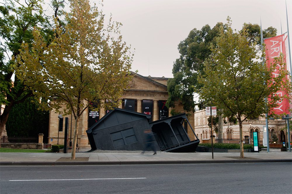 Необычное скульптурное произведение в Австралии: «Landed House»