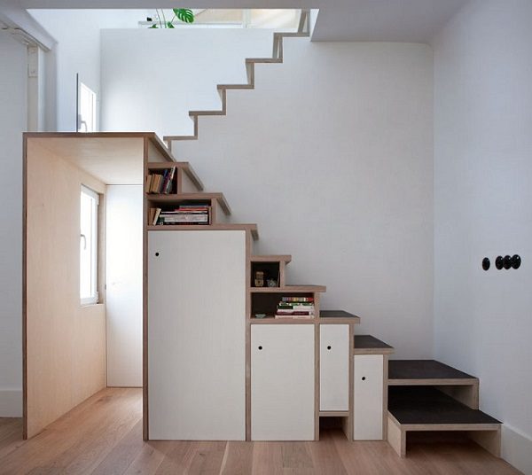 Фанерная лестница с большим количеством предметов хранения