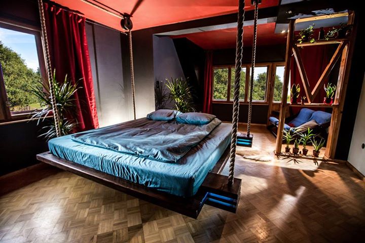 Великолепная висячая кровать для стильного дома