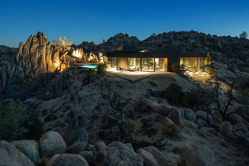 Excessively-Modern-House-in-Desert-10