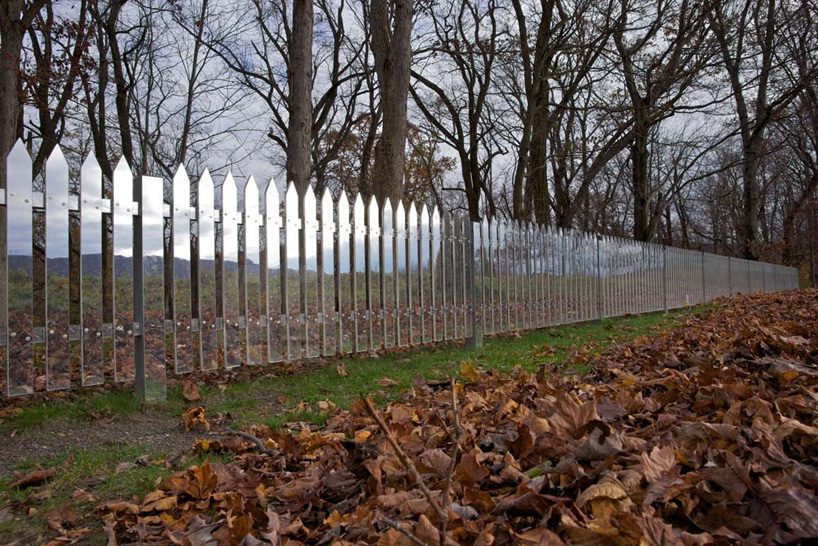 Mirror-Fence-that-Reflects-the-Ever-Changing-Surroundings-03