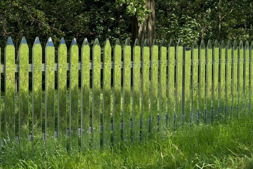 Mirror-Fence-that-Reflects-the-Ever-Changing-Surroundings-04