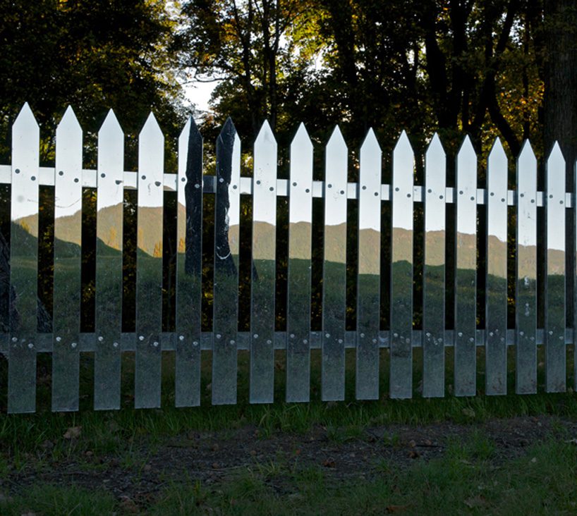 Mirror-Fence-that-Reflects-the-Ever-Changing-Surroundings-06