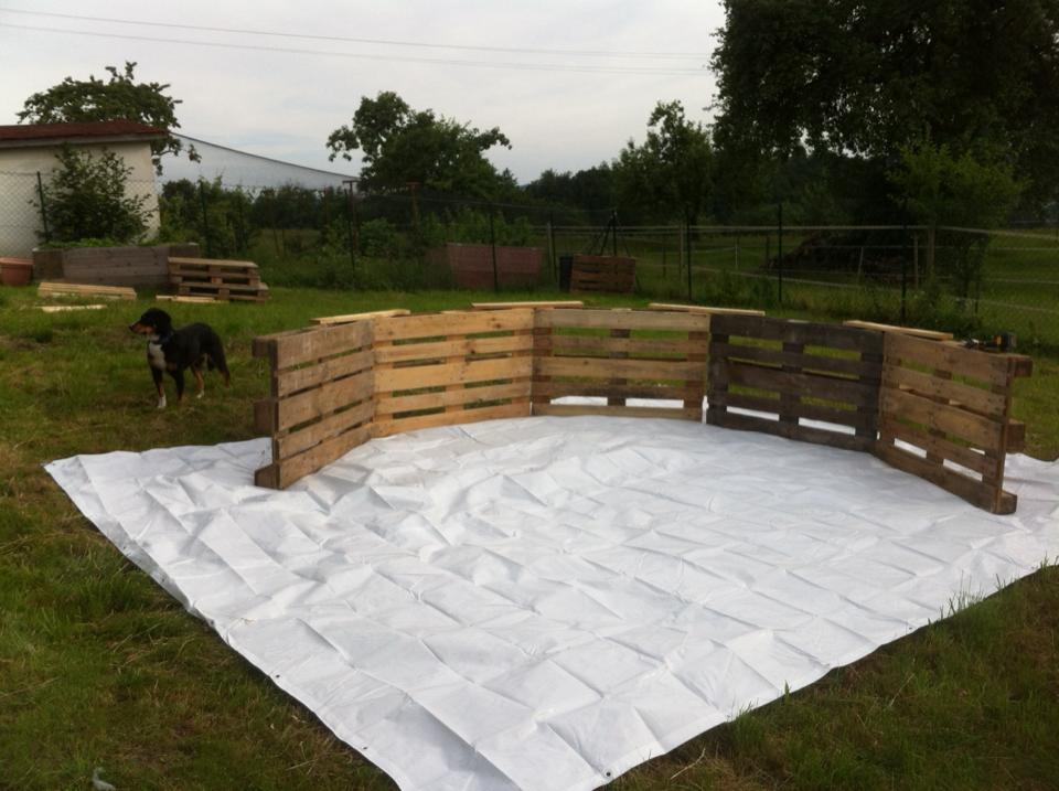 A Beautiful DIY Swimming Pool Created With 10 Pallets 1