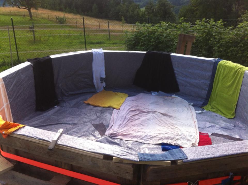 A Beautiful DIY Swimming Pool Created With 10 Pallets 3