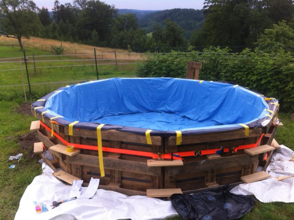 A Beautiful DIY Swimming Pool Created With 10 Pallets 4