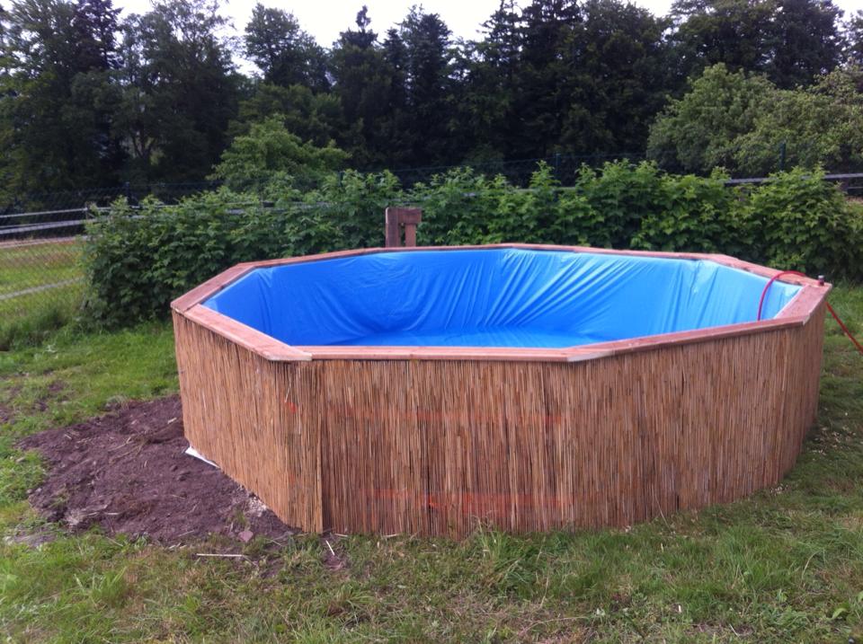 A Beautiful DIY Swimming Pool Created With 10 Pallets 5