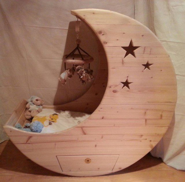 Cozy Baby Crib with Moon Shape 7