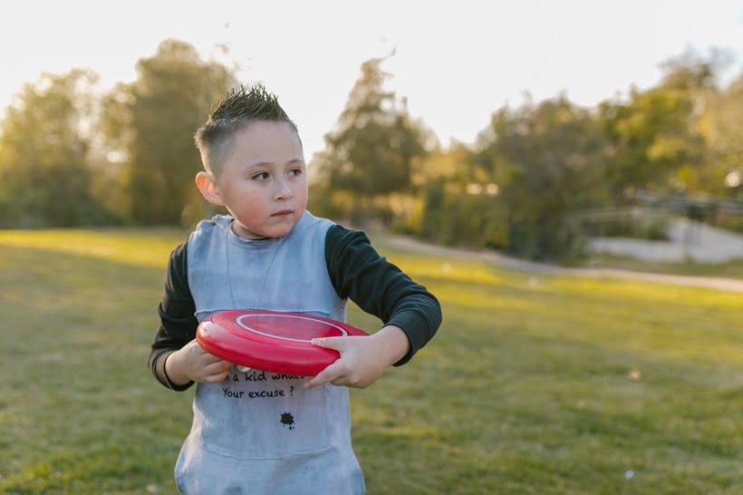 a kid playing frisbee