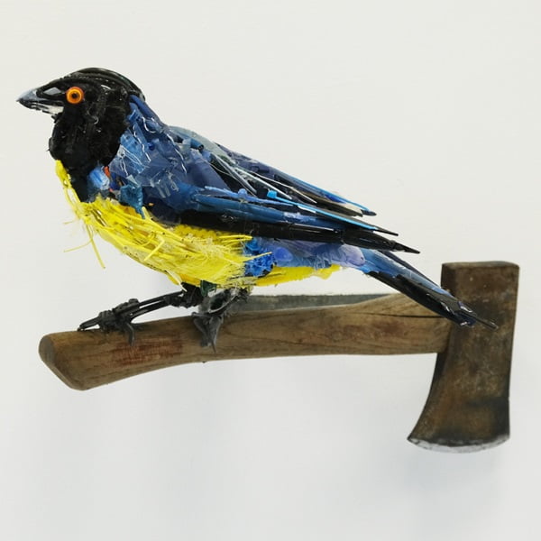 Today, let us celebrate the creativity of the contemporary artist, Tom Deininger. Tom has been utilizing recycled materials and everyday objects to create masterpieces. Yes, we can call these objects masterpieces.