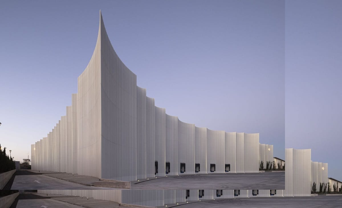 The Mayoral New Warehouse Logistics Center is a state-of-the-art facility that exemplifies cutting-edge design, efficiency, and environmental responsibility.