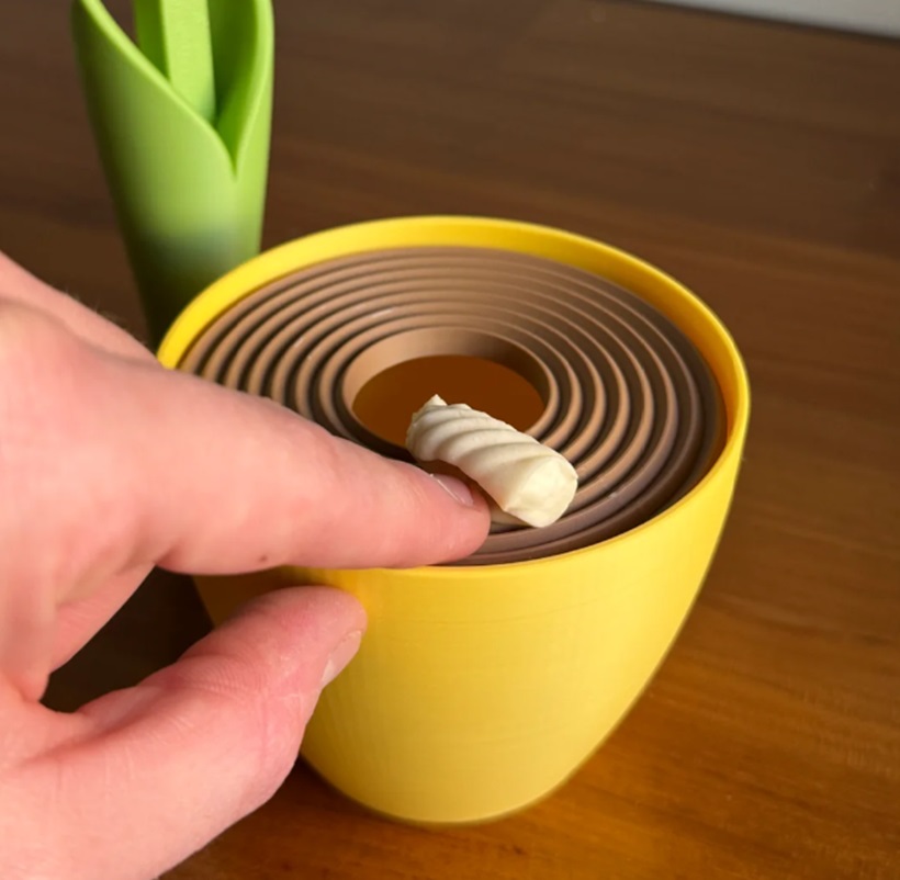 Elle Studio has just captured our hearts with their charmingly creative and practical dandelion pasta wheel cutter.