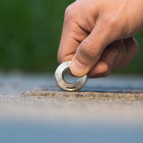 The curve measure ring by Titaner is a compact titanium tool for creatives, engineers, and everyday problem solvers.