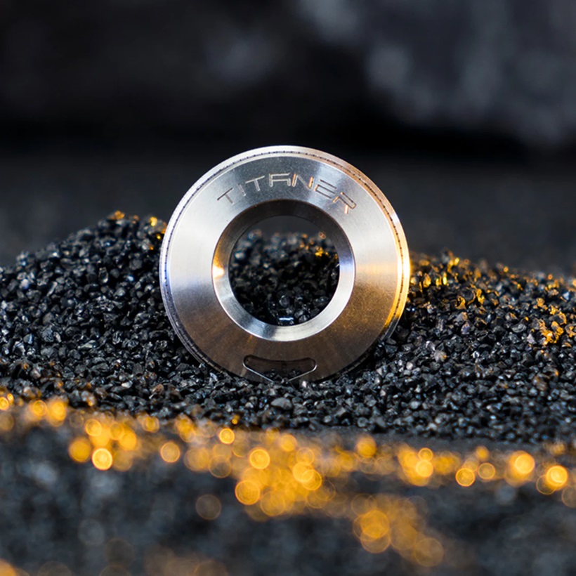 The curve measure ring by Titaner is a compact titanium tool for creatives, engineers, and everyday problem solvers.