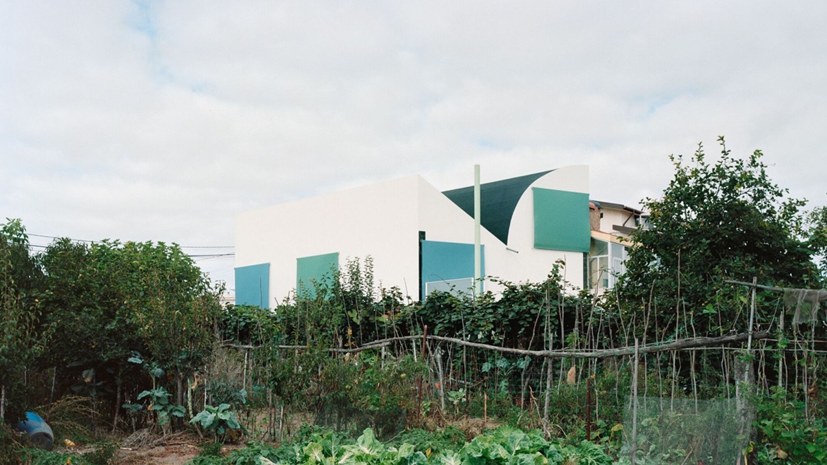 Fala Atelier inverted roof house has both a sloped and curved roofline that creates a unique and instantly recognizable silhouette. 