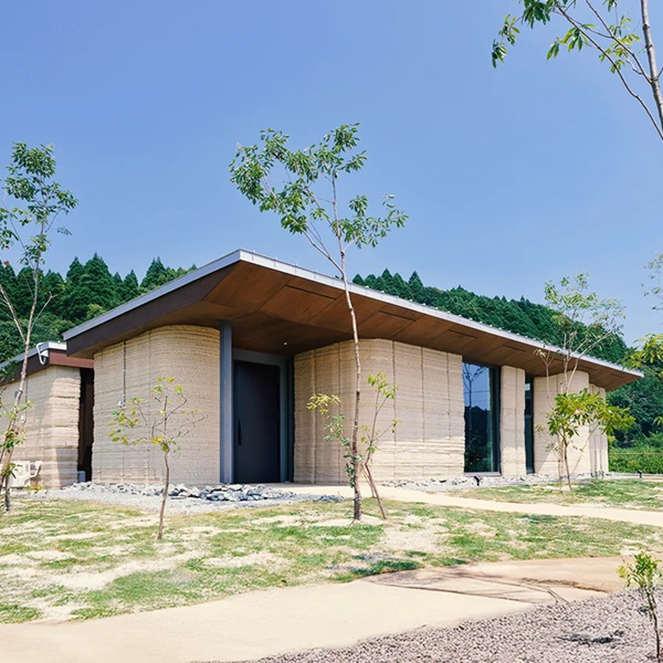 Both the facade and the interior design of the Lib Earth House reflect a seamless blend of natural aesthetics and modern functionality.