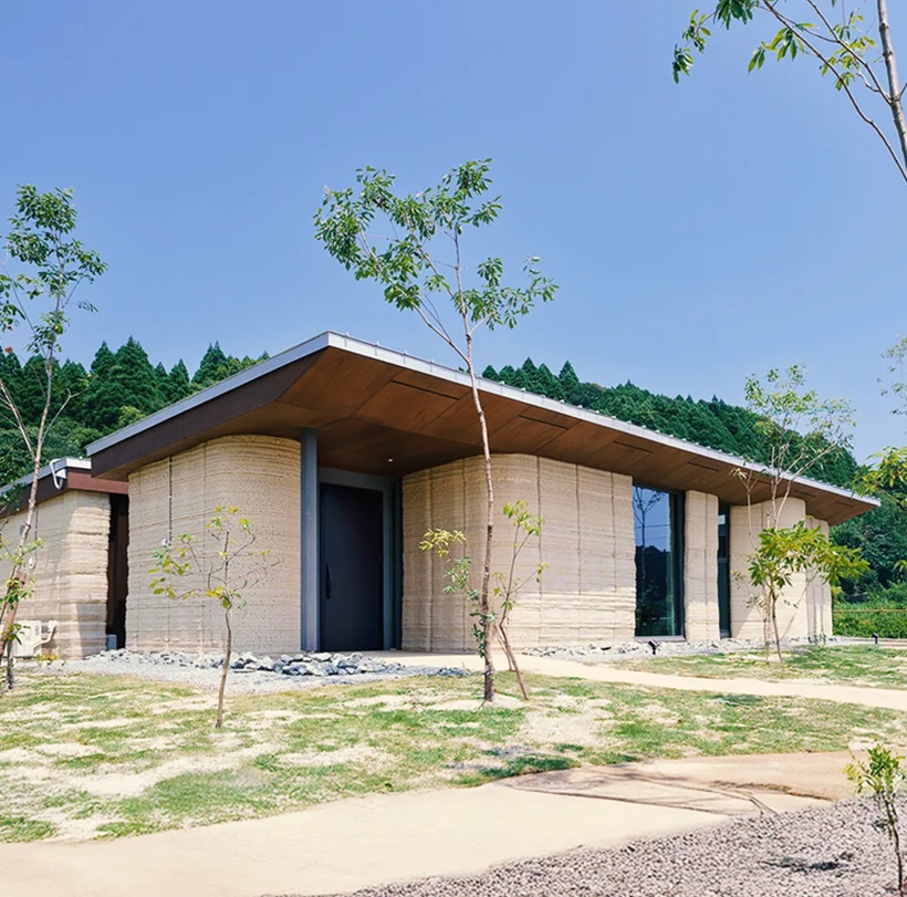 Both the facade and the interior design of the Lib Earth House reflect a seamless blend of natural aesthetics and modern functionality.