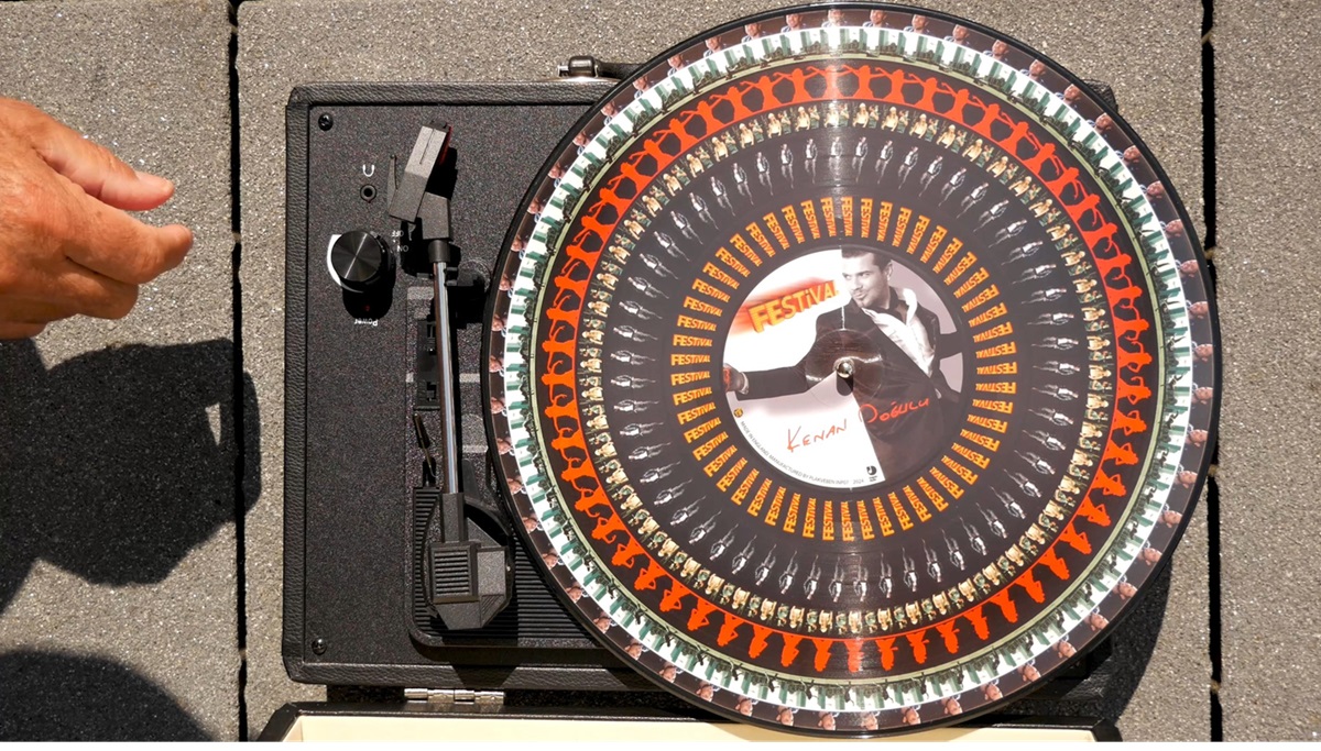 Zeotrope Vinlys specializes in designing and producing mesmerizing animated picture discs using the zoetrope technique.